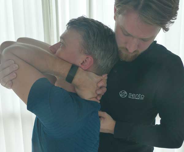 Behandeling van een fysio die helpt bij schouderklachten