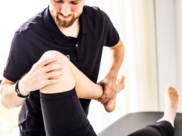 Onderzoek van de knie door een fysiotherapeut