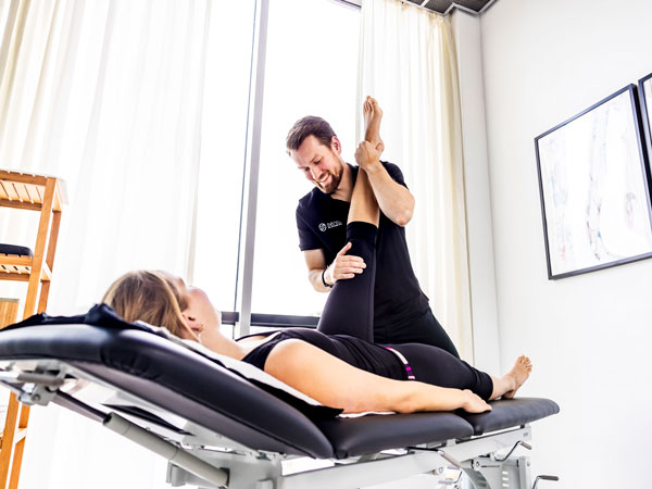 Hamstring onderzoek door fysiotherapeut